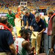 Mário Gomes, selecionador nacional de basquetebol, fala com os jogadores da Seleção Nacional durante a preparação para o Eurobast2025. Foto FPB