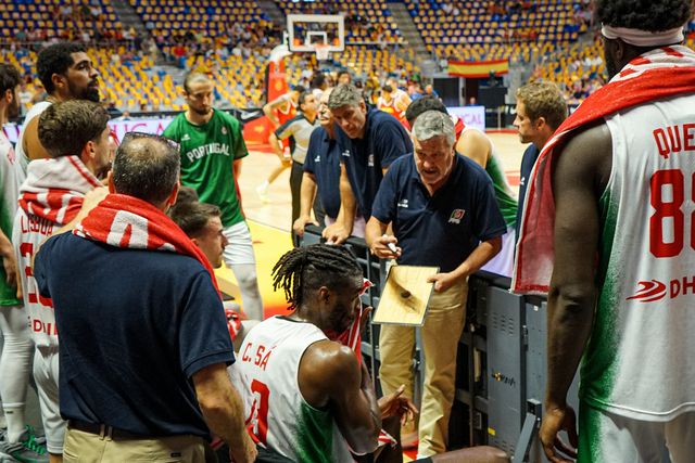 Mário Gomes, selecionador nacional de basquetebol, fala com os jogadores da Seleção Nacional durante a preparação para o Eurobast2025. Foto FPB