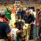 Mário Gomes, selecionador nacional de basquetebol, fala com os jogadores da Seleção Nacional durante a preparação para o Eurobast2025. Foto FPB