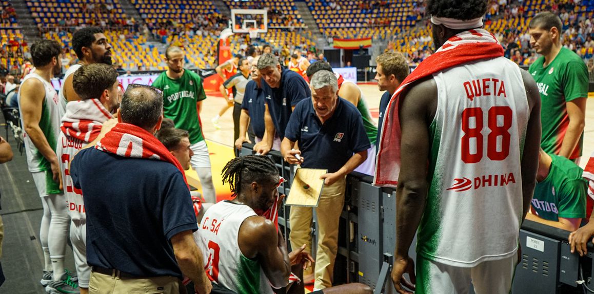 Mário Gomes, selecionador nacional de basquetebol, fala com os jogadores da Seleção Nacional durante a preparação para o Eurobast2025. Foto FPB