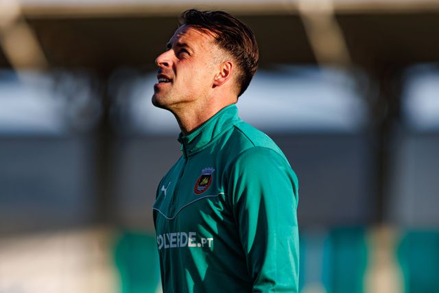 Pendurou as chuteiras, mas continua no Rio Ave