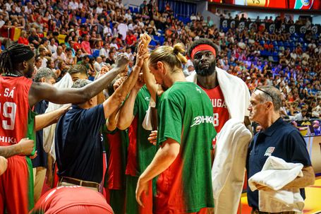 Seleção Nacional de basquetebol masculino (com Neemias Queta) no jogo particular com Espanha, de preparação para o Eurobasket2025. Foto FPB