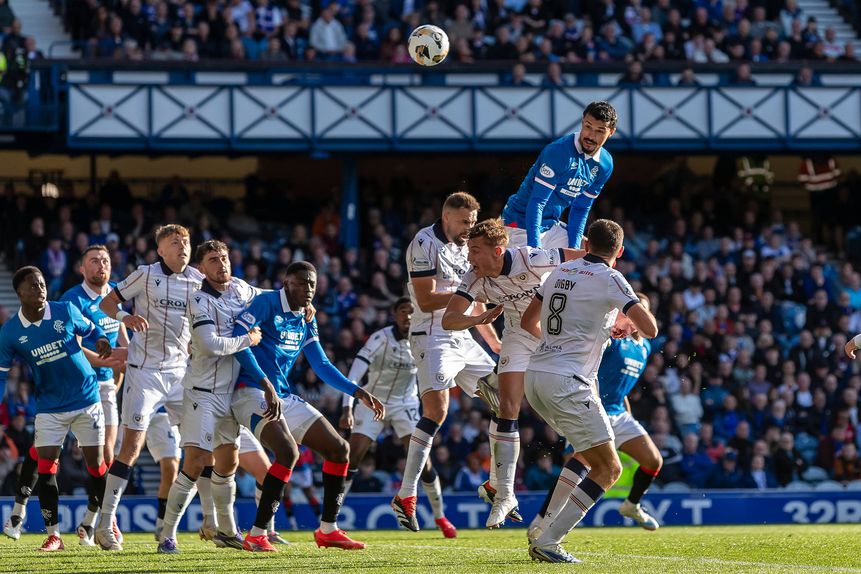 Lance do jogo entre Rangers e Dundee FC