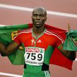 Francis Obikwelu, na imagem com a bandeira de Portugal nas costas, brilhou nos Europeus de Gotemburgo de 2006 com dois ouros, nos 100 e 200 metros (Foto: D. R.)