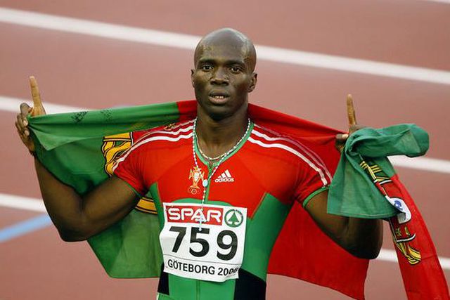 Francis Obikwelu, na imagem com a bandeira de Portugal nas costas, brilhou nos Europeus de Gotemburgo de 2006 com dois ouros, nos 100 e 200 metros (Foto: D. R.)