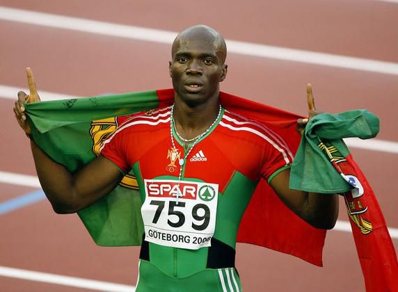 Francis Obikwelu, na imagem com a bandeira de Portugal nas costas, brilhou nos Europeus de Gotemburgo de 2006 com dois ouros, nos 100 e 200 metros (Foto: D. R.)