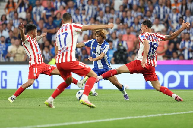 Rodeado por três jogadores do Atl. Madrid, Rodrigo Mora, do FC Porto (que segunda-feira, 11 de agosto, defronta o V. Guimarães), procura encontrar uma solução para conduzir mais um ataque dos dragões a bom porto