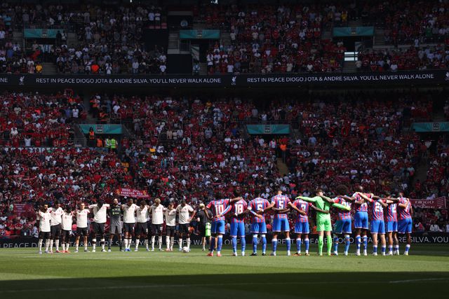 Minuto de silêncio em memória de Jota assobiado por adeptos do Crystal Palace