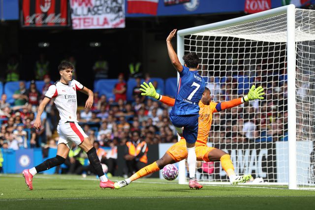 Pedro Neto e Dário Essugo vencem Rafael Leão em dia de estreia de Modric