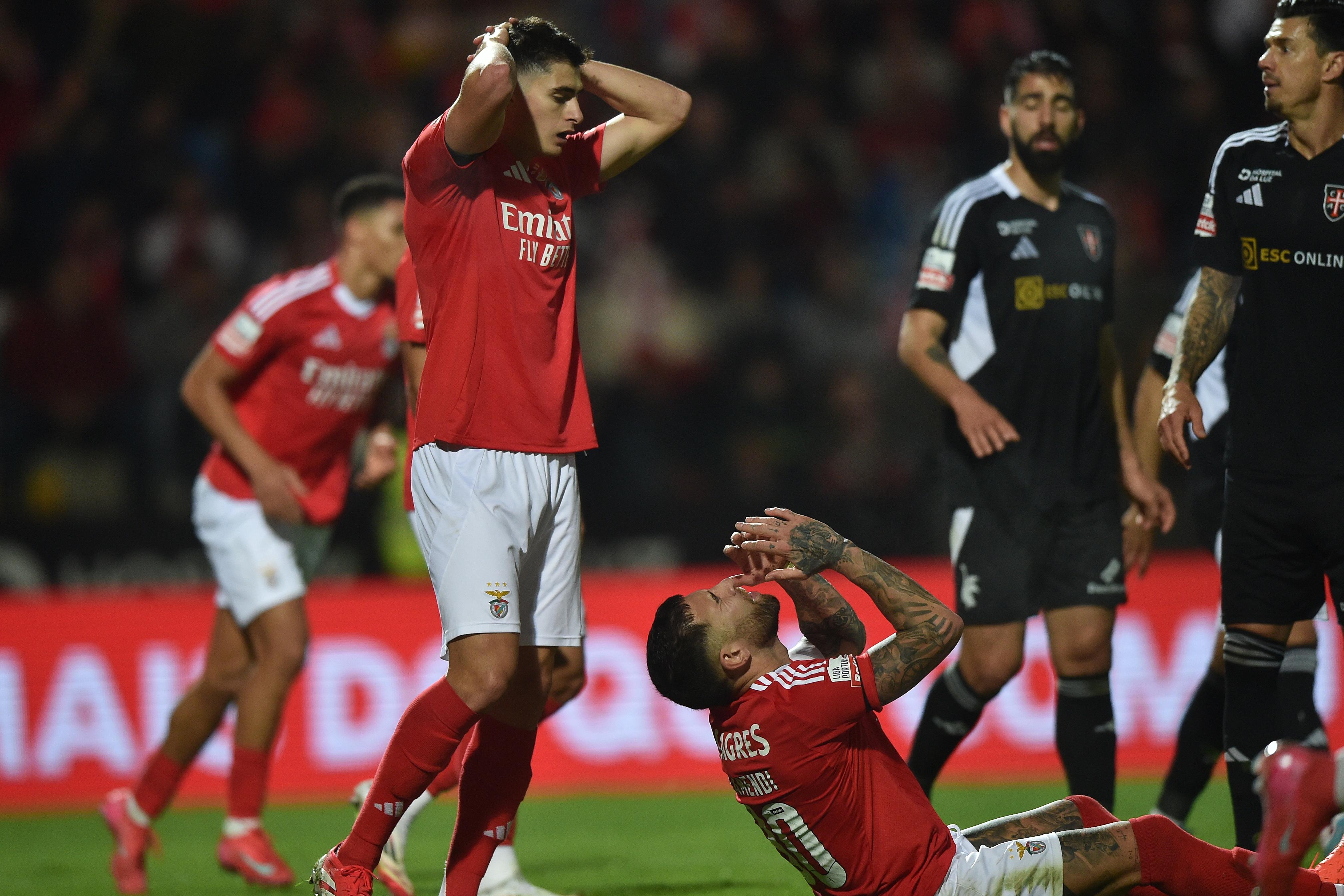 António Silva e Otamendi na última derrota em jogos de Liga: 1-3 com Casa Pia, a 25 de janeiro de 2025 — Foto: Miguel Nunes