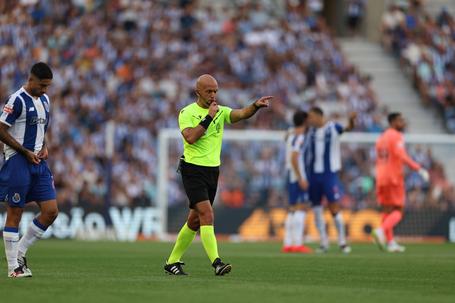 FC Porto 'ataca' Luís Godinho: «Voltou a fazer vista grossa...»