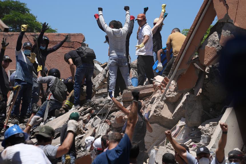 Voluntários procuram por sobreviventes nos escombros após o sismo que abalou a Colômbia - Foto: EPA/ERNESTO GUZMAN JR