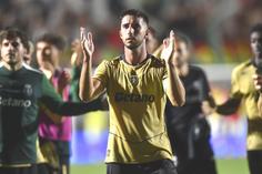 Gonçalo Inácio a agradecer apoio dos adeptos no final do jogo na Reboleira - Foto: Miguel Nunes
