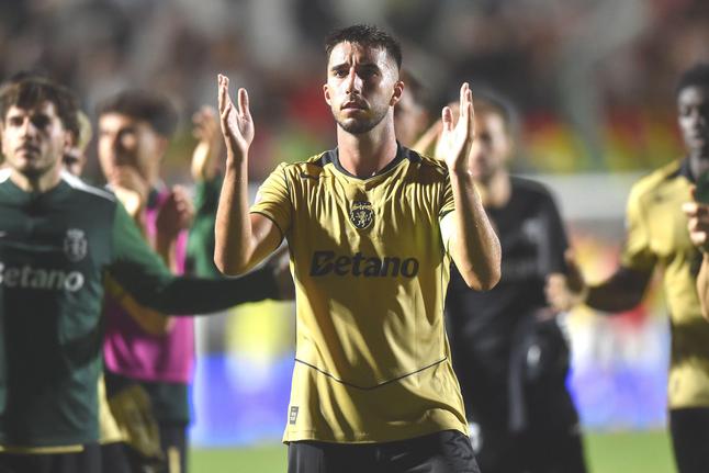 Gonçalo Inácio a agradecer apoio dos adeptos no final do jogo na Reboleira - Foto: Miguel Nunes