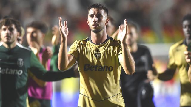 Gonçalo Inácio a agradecer apoio dos adeptos no final do jogo na Reboleira - Foto: Miguel Nunes