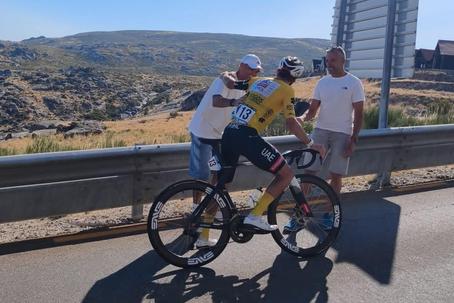 Respeito entre campeões: Pepe foi ver Rui Oliveira, que parou subida à Torre para o saudar