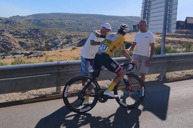 Respeito entre campeões: Pepe foi ver Rui Oliveira, que parou subida à Torre para o saudar