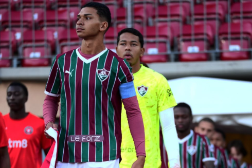 Rodrigo Gomes, à frente, com a braçadeira de capitão dos sub-20 do Fluminense - Foto: D. R.