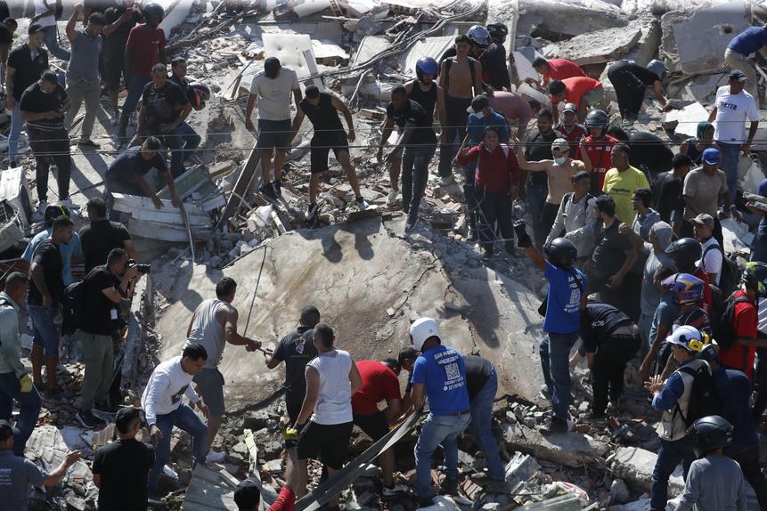 Nas primeiras horas após o sismo na Colômbia já foi confirmada mais de uma centena de pessoas - Foto: EPA/ERNESTO GUZMAN JR