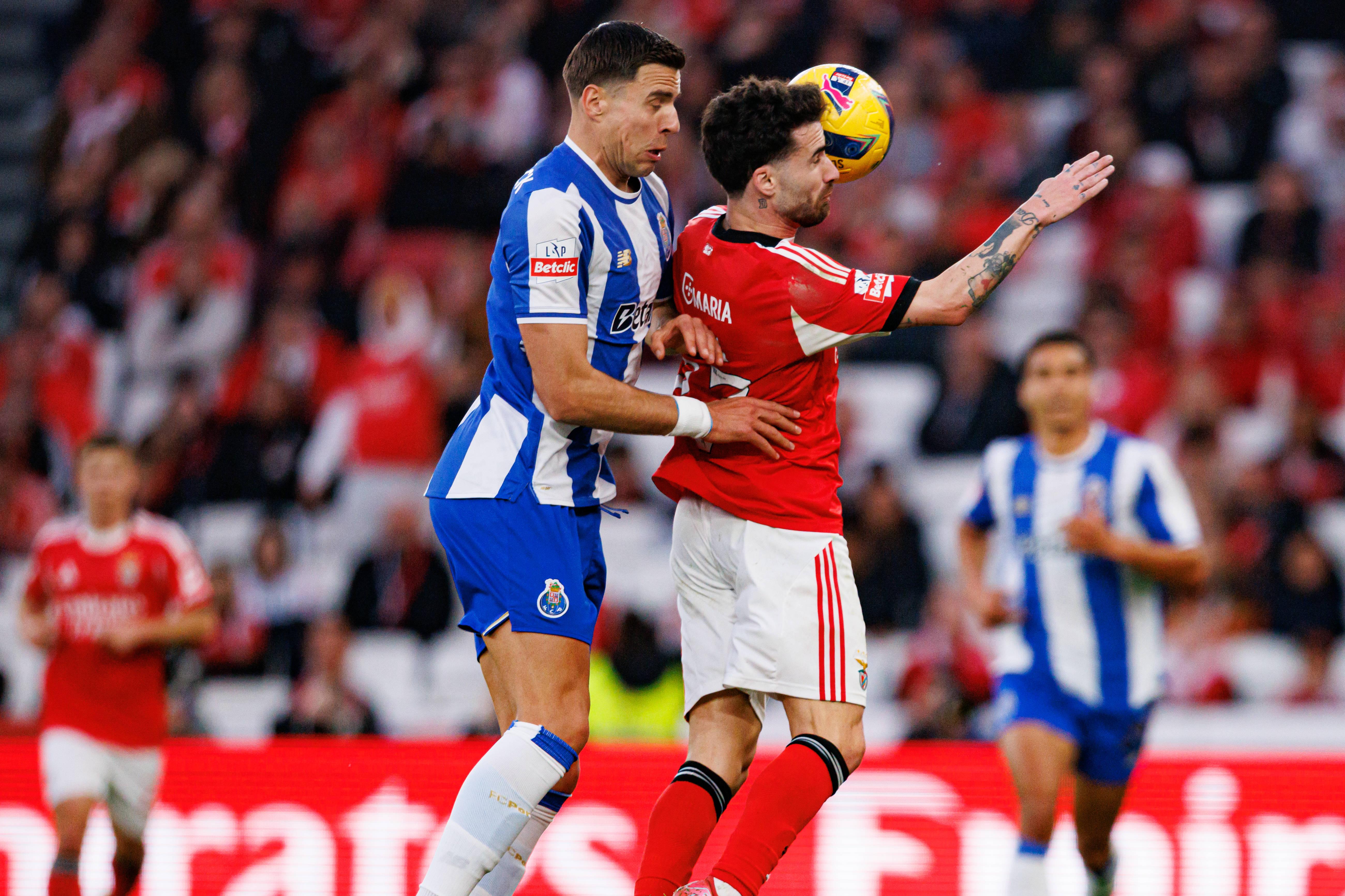 Bednarek e Rafa em ação num clássico