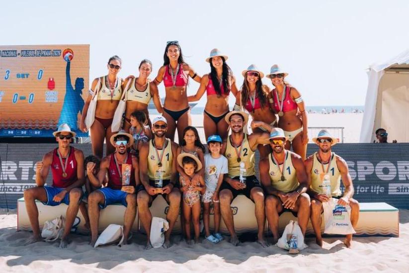 Os vencedores da penúltima etapa do circuito nacional de voleibol de praia, em Portimão.   Foto FPV
