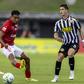Primeira parte do duelo entre Santa Clara e Nacional foi espetacular e teve quatro golos — Foto: Eduardo Costa/LUSA