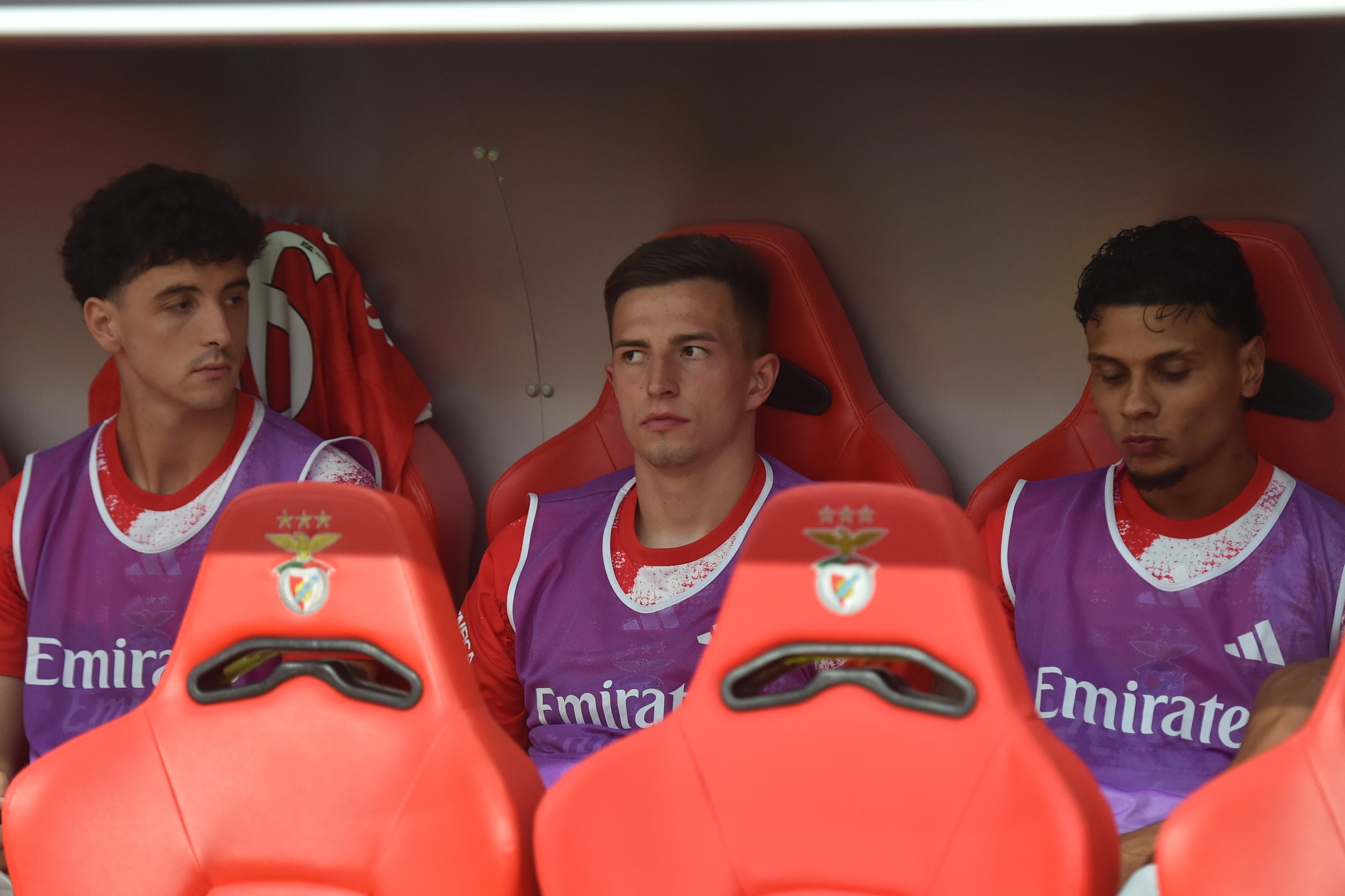 Trubin, entre Manu e Richard Ríos, no banco de suplente, no jogo entre Benfica e Académico de Viseu — Foto: Miguel Nunes