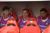 Trubin, entre Manu e Richard Ríos, no banco de suplente, no jogo entre Benfica e Académico de Viseu — Foto: Miguel Nunes