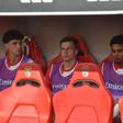 Trubin, entre Manu e Richard Ríos, no banco de suplente, no jogo entre Benfica e Académico de Viseu — Foto: Miguel Nunes