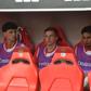 Trubin, entre Manu e Richard Ríos, no banco de suplente, no jogo entre Benfica e Académico de Viseu — Foto: Miguel Nunes