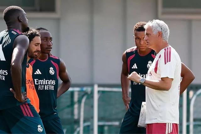 Mourinho conversa com Mbappé, Konaté, Cucurella e Diomande - Foto: Real Madrid