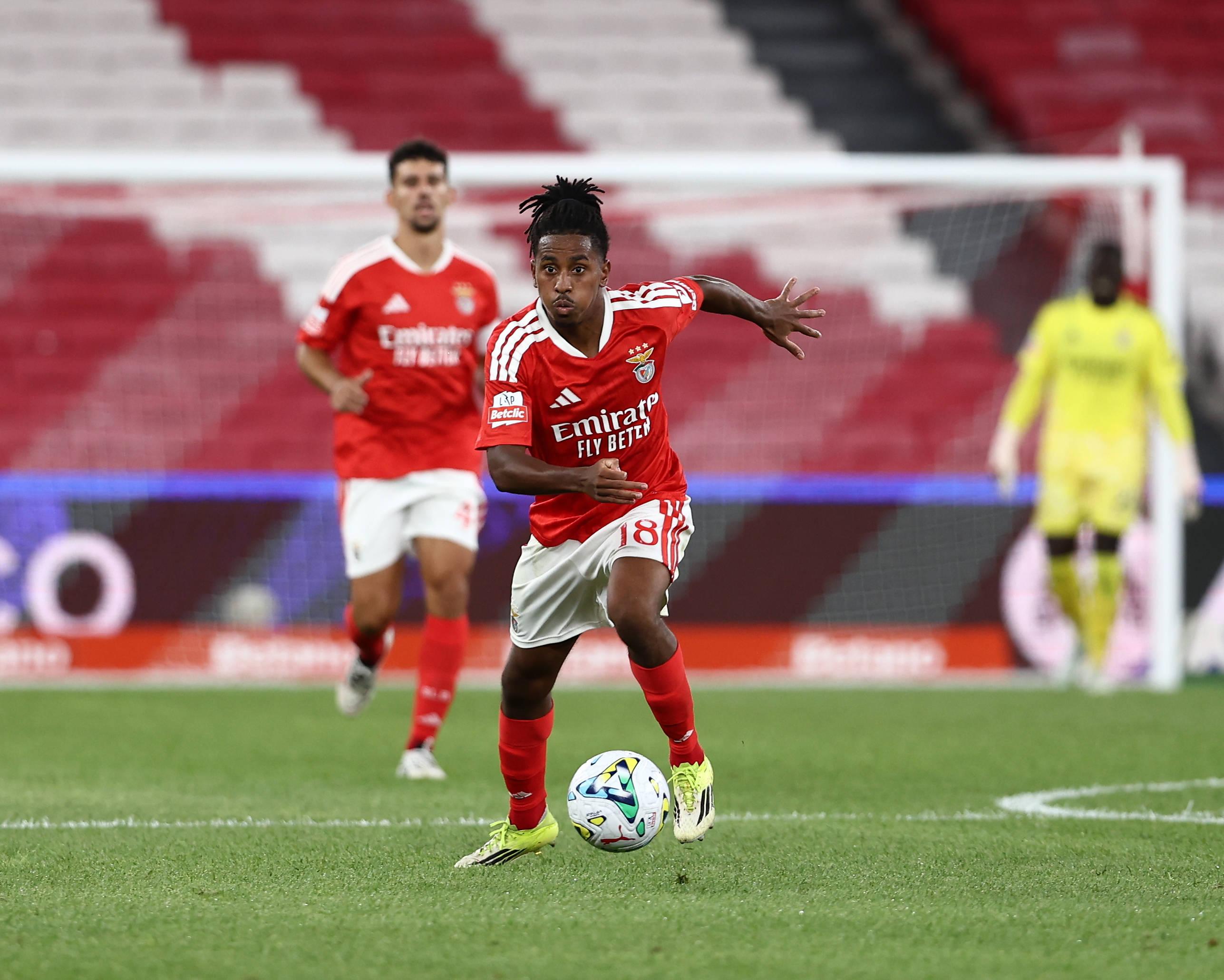 Leandro Barreiro no jogo com o Académico de Viseu, no Estádio da Luz — Foto: IMAGO