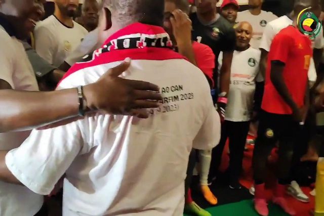 Presidente da República dança com Mambas