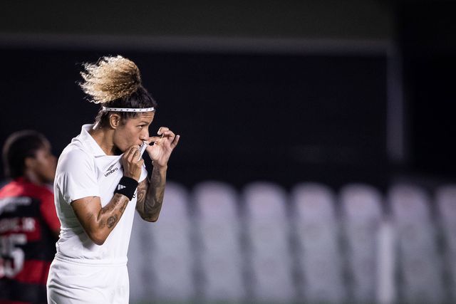 Santos multa jogadora por vestir camisola do Corinthians