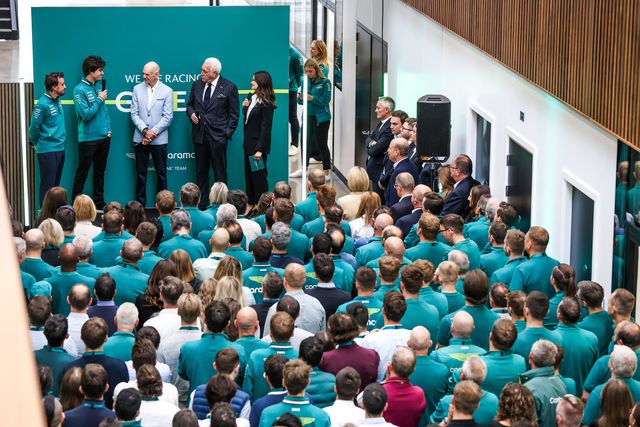 Adrian Newey a ser apresentado à equipa da fábrica da Aston Martin, em Silverstone (Fotografia: @AstonMartinF1)