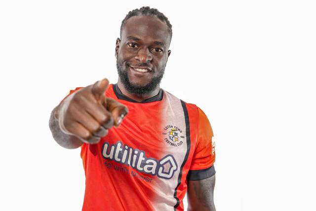 Oficial: ex-Chelsea regressa a Inglaterra