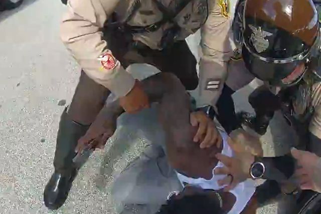 Vídeo: novas imagens de violenta detenção de jogador da NFL