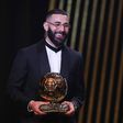 Resposta para Cristiano Ronaldo? Benzema exibe Bola de Ouro nas redes sociais