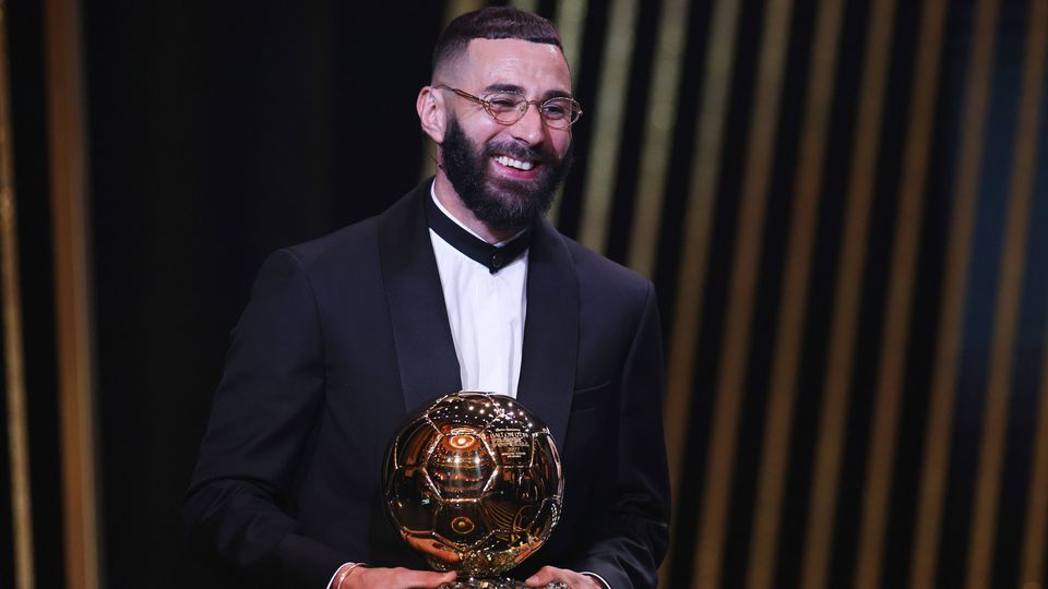 Resposta para Cristiano Ronaldo? Benzema exibe Bola de Ouro nas redes sociais