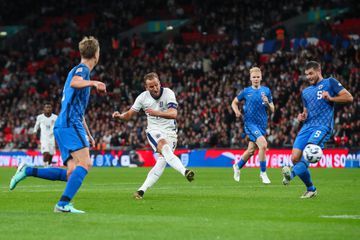 Harry Kane 'bisa' em dia especial e quebra resistência nórdica