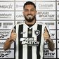 Alex Telles apresentado no Botafogo e revela superstição curiosa