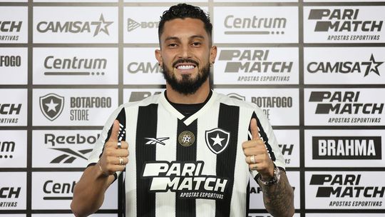 Alex Telles apresentado no Botafogo e revela superstição curiosa