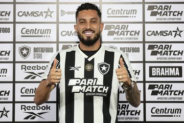 Alex Telles apresentado no Botafogo e revela superstição curiosa