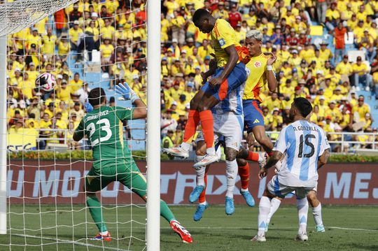 VÍDEO: Otamendi faz penálti na derrota da Argentina em Barranquilla