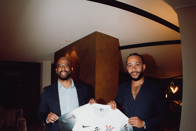 Oficial: Memphis Depay reforça Corinthians