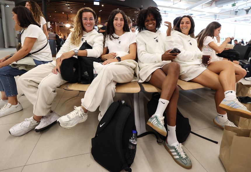 Equipa feminina rumou a Itália para o primeiro jogo oficial da época