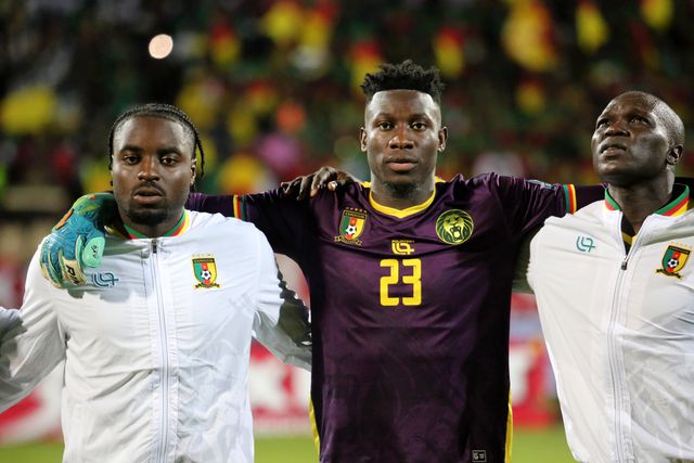 Onana, visivelmente irritado, descarrega a frustração num adepto