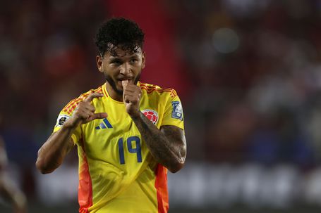 Luis Suárez festejou póquer pela Colômbia frente à Venezuela, em setembro - Foto: Ronald Pena R/EPA