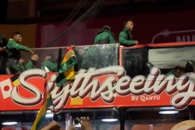 Loucura a 4000 metros de altitude: seleção da Bolívia desfilou de autocarro