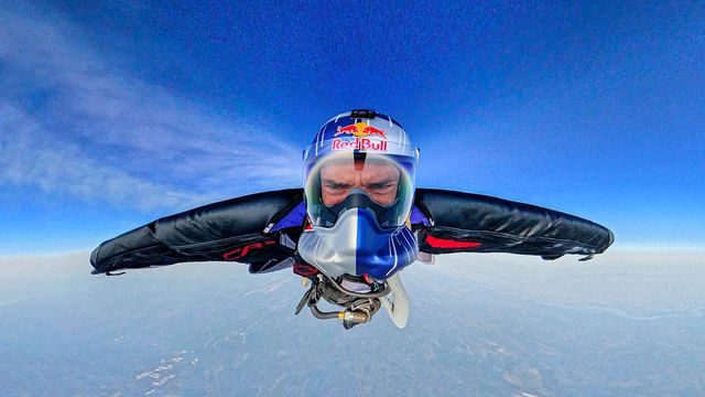 Só visto, contado ninguém acredita: homem voa a 347 kms/h em queda livre